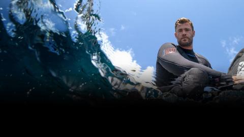 Chris Hemsworth na pláži žraloků